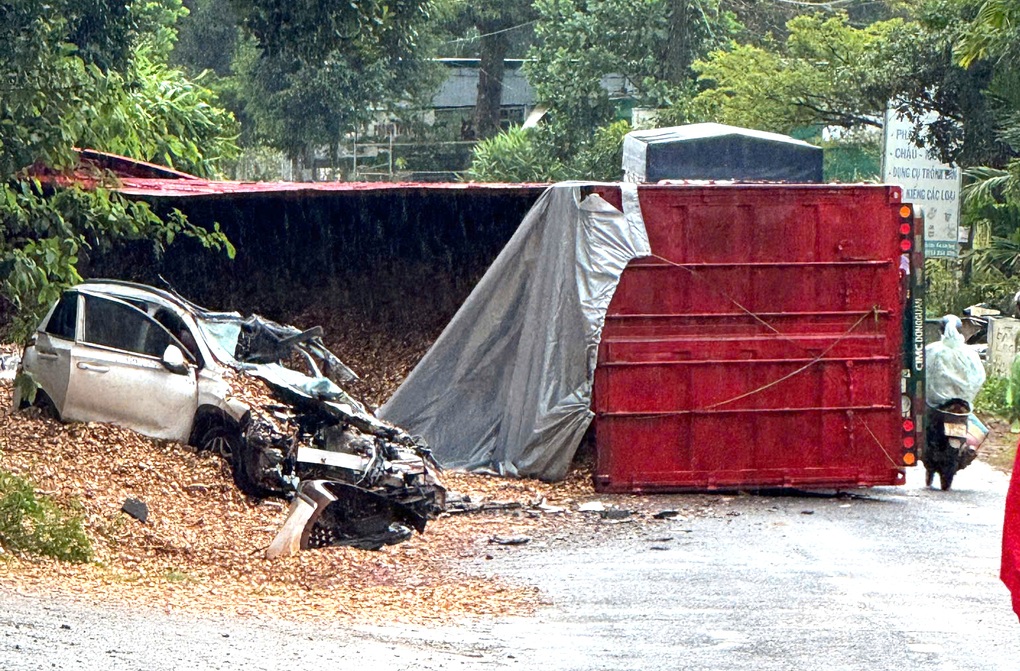 Xe container lật đè ô tô con bẹp rúm ở Lâm Đồng, nhiều người bị thương - 1