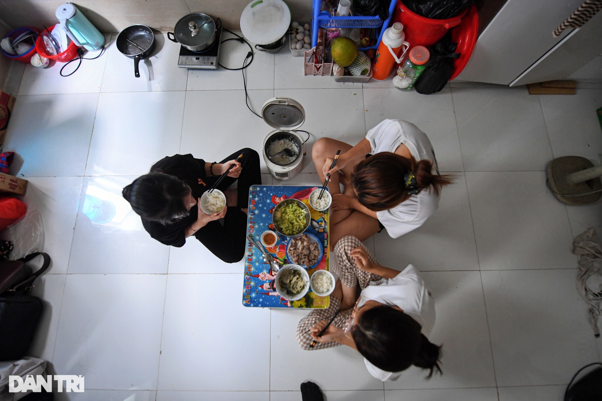 Cuộc sống thuê trọ trong các biệt thự triệu USD bỏ hoang ở Hà Nội - 15 Cuộc sống thuê trọ trong các biệt thự triệu USD bỏ hoang ở Hà Nội - 15