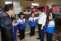 Đề xuất hỗ trợ chăn màn, quần áo, sách vở cho học sinh miền núi
