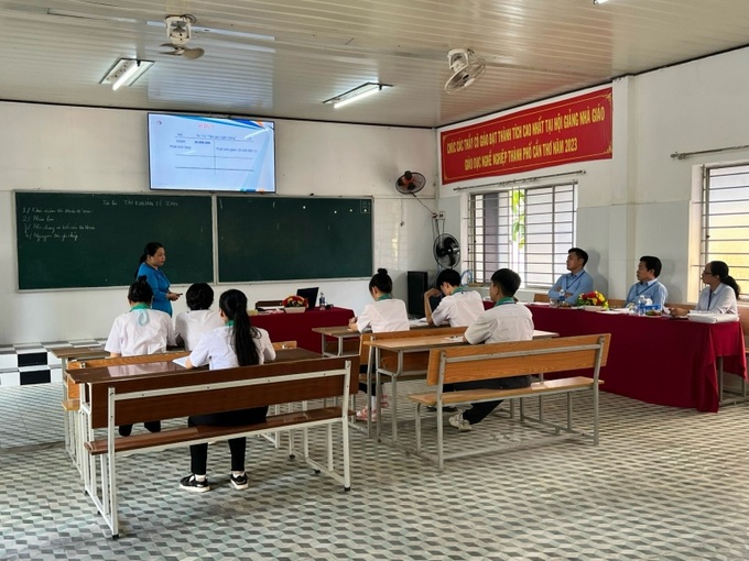 Ban Tổ chức Hội giảng đã mời các giảng viên, giáo viên là tiến sĩ, thạc sĩ từ các trường làm ban giám khảo.