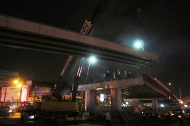 TPHCM: Hợp long cầu vượt bằng thép lúc nửa đêm