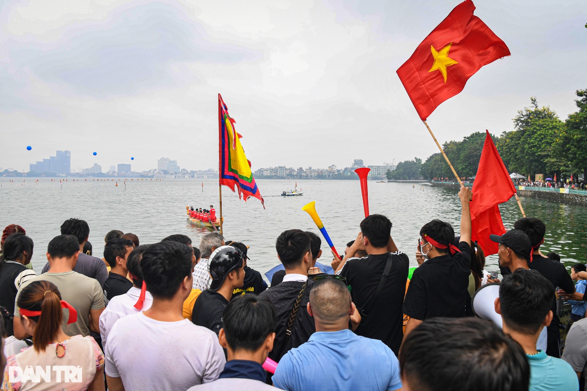 Các Đại sứ quán thi đấu sôi nổi ở giải Bơi chải thuyền rồng Hà Nội - 16 Các Đại sứ quán thi đấu sôi nổi ở giải Bơi chải thuyền rồng Hà Nội - 16