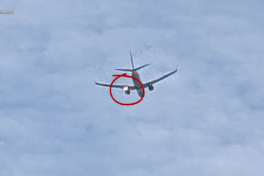 Máy bay Mỹ cháy động cơ giữa không trung vì đâm phải chim