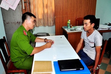 Xông vào tiệm vàng đập bể kính rồi cướp tài sản