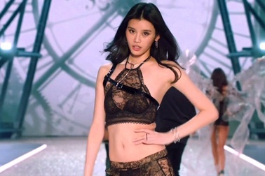 Ming Xi trình diễn cho Victoria's Secret