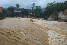 Mưa lớn, nước sông, suối dâng cao khiến nhiều thôn, bản bị cô lập trở lại