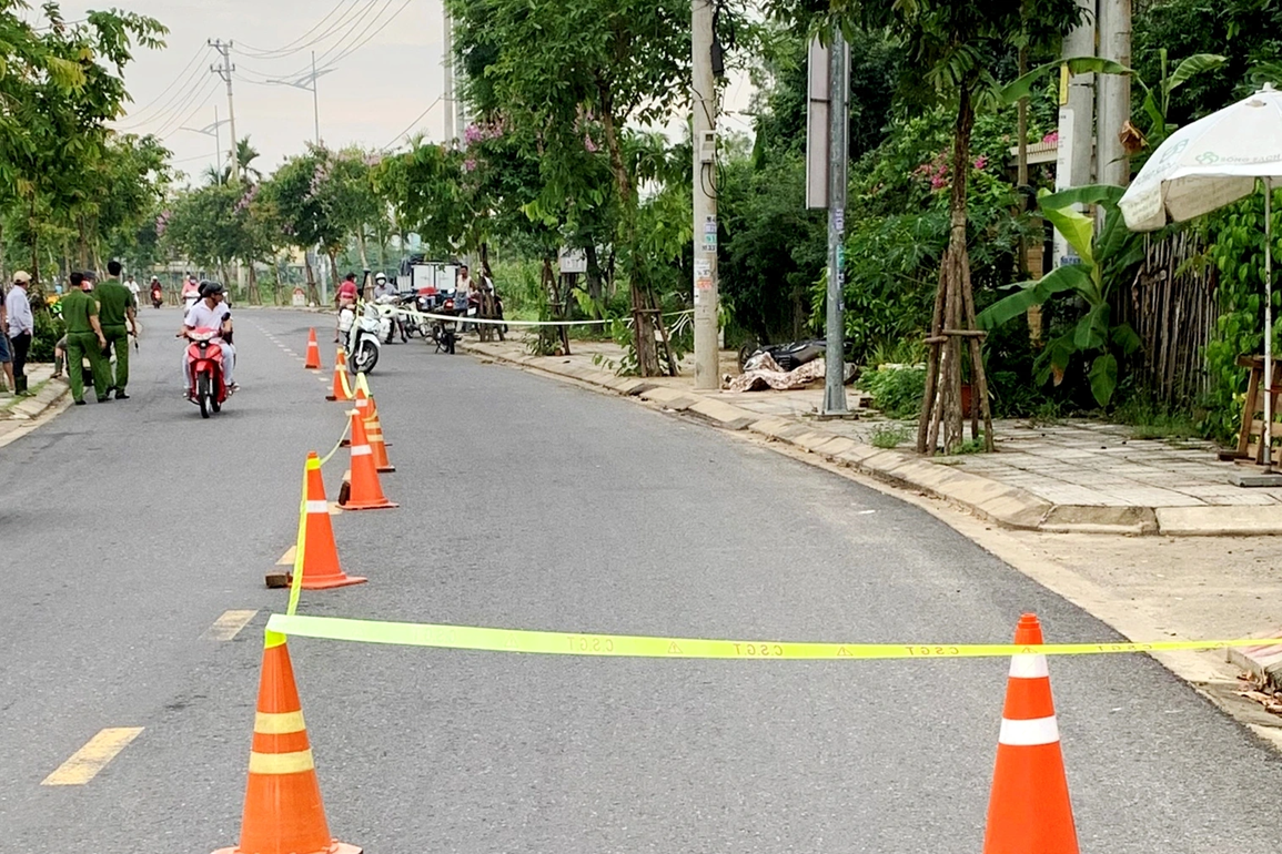 Đôi nam nữ người Anh đi du lịch Hội An, tông trụ điện tử vong - 1 Đôi nam nữ người Anh đi du lịch Hội An, tông trụ điện tử vong - 1