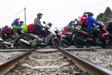 Cửa ngõ Hà Nội ken đặc người đổ về Thủ đô sau kỳ nghỉ Tết