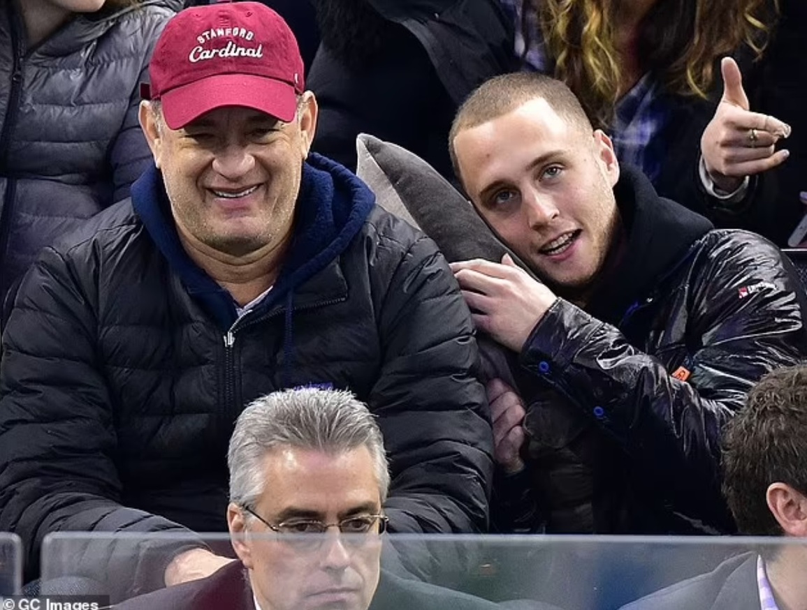 Con trai Tom Hanks bị cư dân mạng chỉ trích sau lời cay đắng nói về cha - 2 Con trai Tom Hanks bị cư dân mạng chỉ trích sau lời cay đắng nói về cha - 2