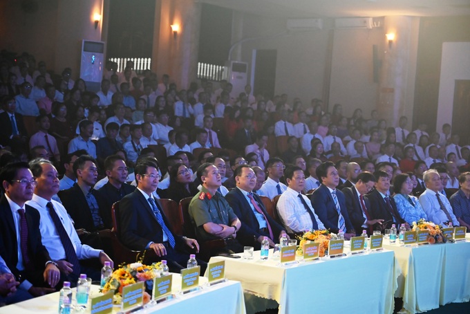 Quý vị lãnh đạo tỉnh Khánh Hòa, đại biểu và hơn 1000 lao động tham dự lễ
