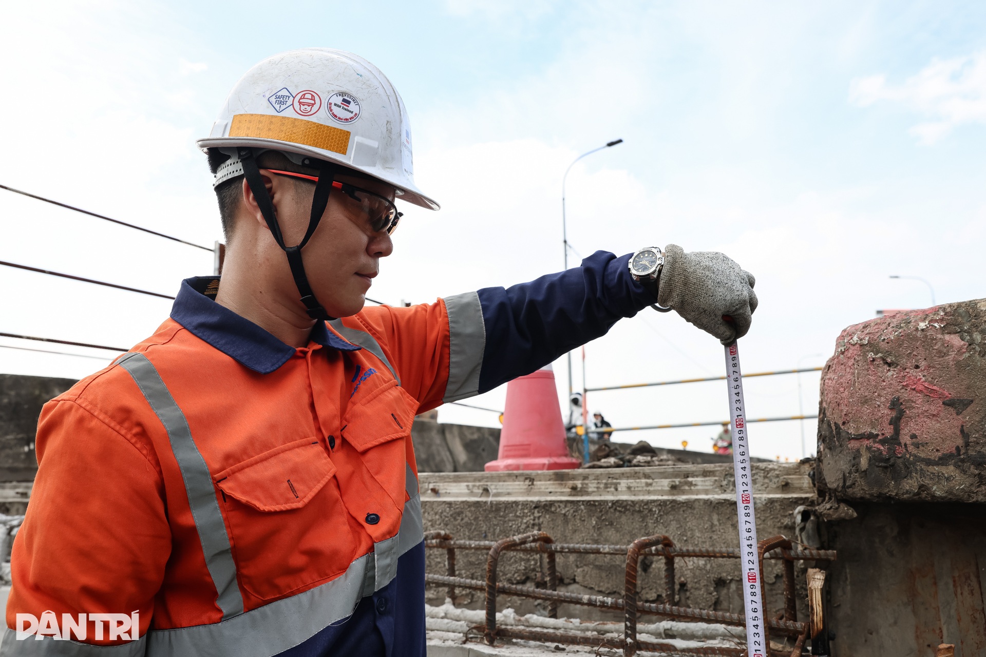 Thần đèn đã hoàn thành nâng cầu Bình Phước 1 ở TPHCM thêm 1,25m - 4