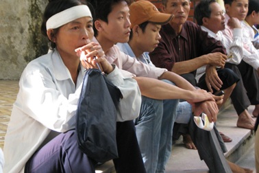 Đội tang đưa con đi thi 