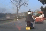 Clip "cô gái thoát chết may mắn nhờ đội mũ bảo hiểm xịn" nổi bật tuần qua
