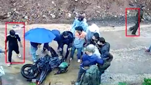 Lực lượng chức năng khống chế đối tượng đi mô tô vận chuyển ma túy