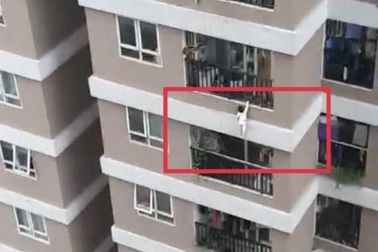 "Người hùng" đứng chờ sẵn, đỡ được cháu bé rơi từ tầng 12A chung cư