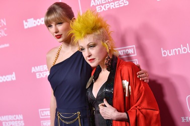 Taylor Swift xinh đẹp nhận giải thưởng âm nhạc lớn