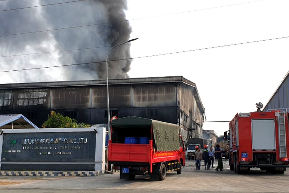 Công ty sản xuất nệm mút tại Bình Dương chìm trong “biển lửa” - 3 Công ty sản xuất nệm mút tại Bình Dương chìm trong “biển lửa” - 3