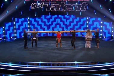 Lực sĩ tự biến mình thành chiếc đu quay