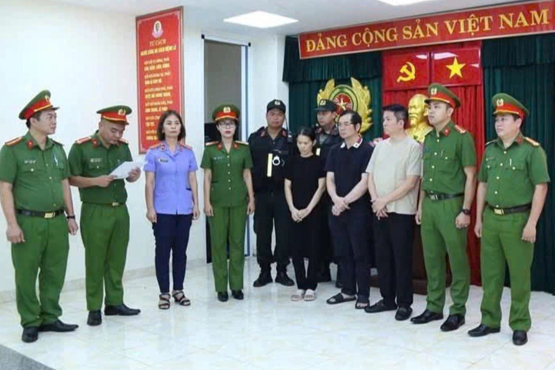 Cảnh sát khám xét nơi ở của chồng ca sĩ Đoàn Di Băng - 3 Cảnh sát khám xét nơi ở của chồng ca sĩ Đoàn Di Băng - 3