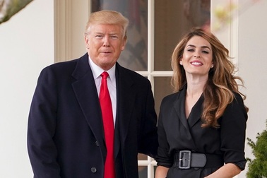 Nữ cố vấn được coi như “con gái” của ông Trump mắc Covid-19