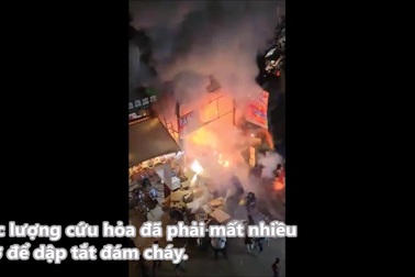 Người dân bỏ chạy hoảng loạn khi cửa hàng pháo hoa phát nổ do hỏa hoạn