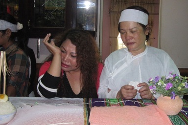 Siu Black khóc lặng khi đến viếng Y Moan