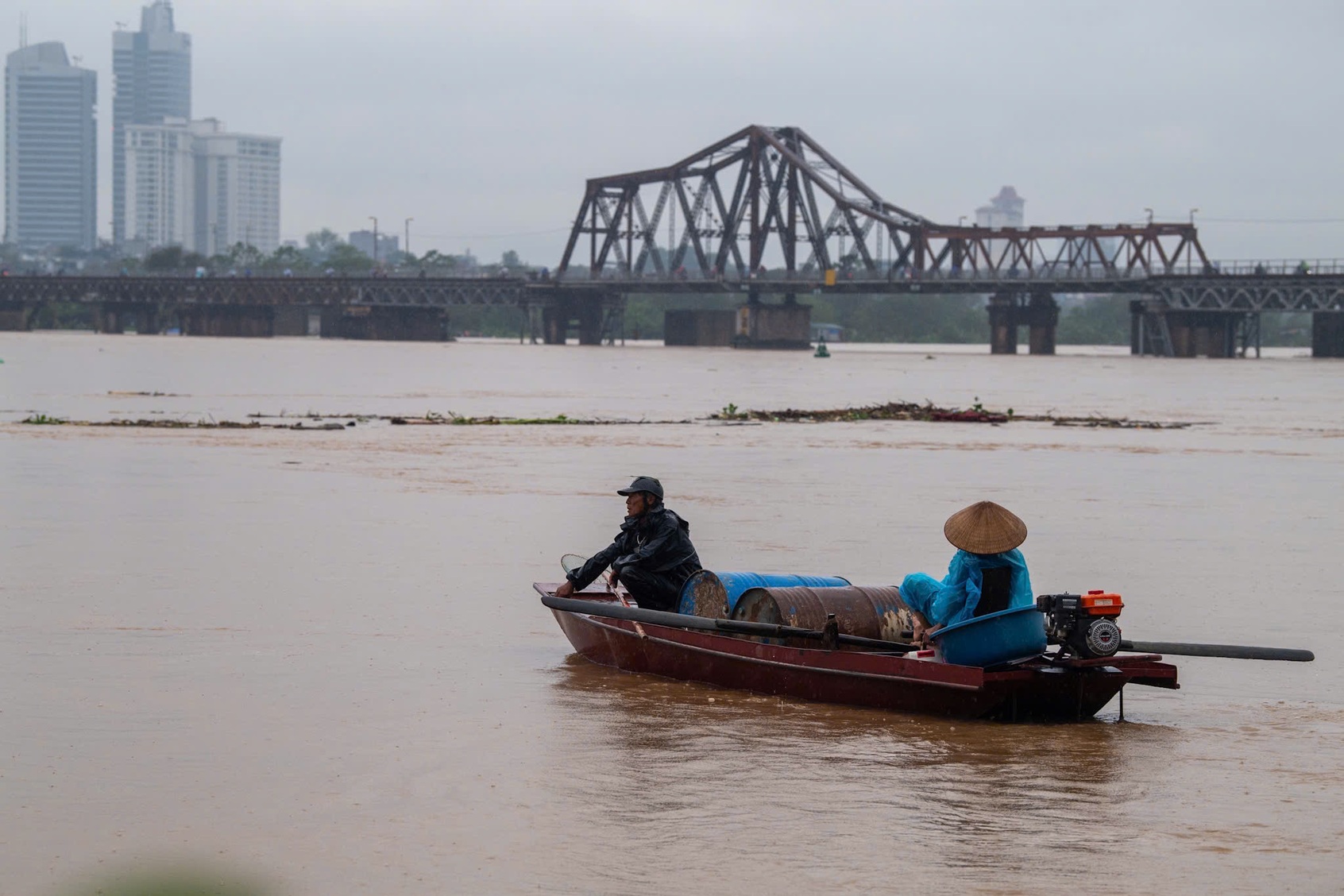 Hà Nội lệnh báo động 1 trên sông Hồng, di dời nhiều hộ dân