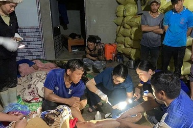 Vô vàn khó khăn cứu hộ nạn nhân vụ sạt lở đất ở Lào Cai