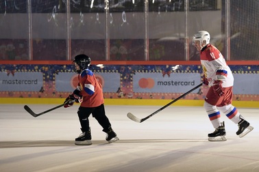 Ông Putin chơi khúc côn cầu với cậu bé 9 tuổi tại Quảng trường Đỏ