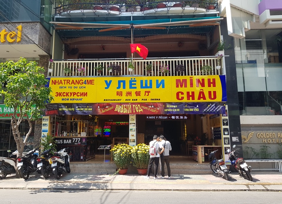 Nha Trang: Cửa hàng vắng khách, lái xe đón khách Trung Quốc thất nghiệp hàng loạt - 4 Nha Trang: Cửa hàng vắng khách, lái xe đón khách Trung Quốc thất nghiệp hàng loạt - 4