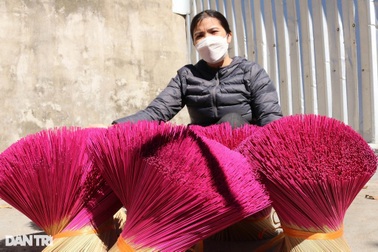 Bỏ nghề kế toán, cô gái Pleiku mở xưởng làm nhang gia truyền kiếm bộn tiền