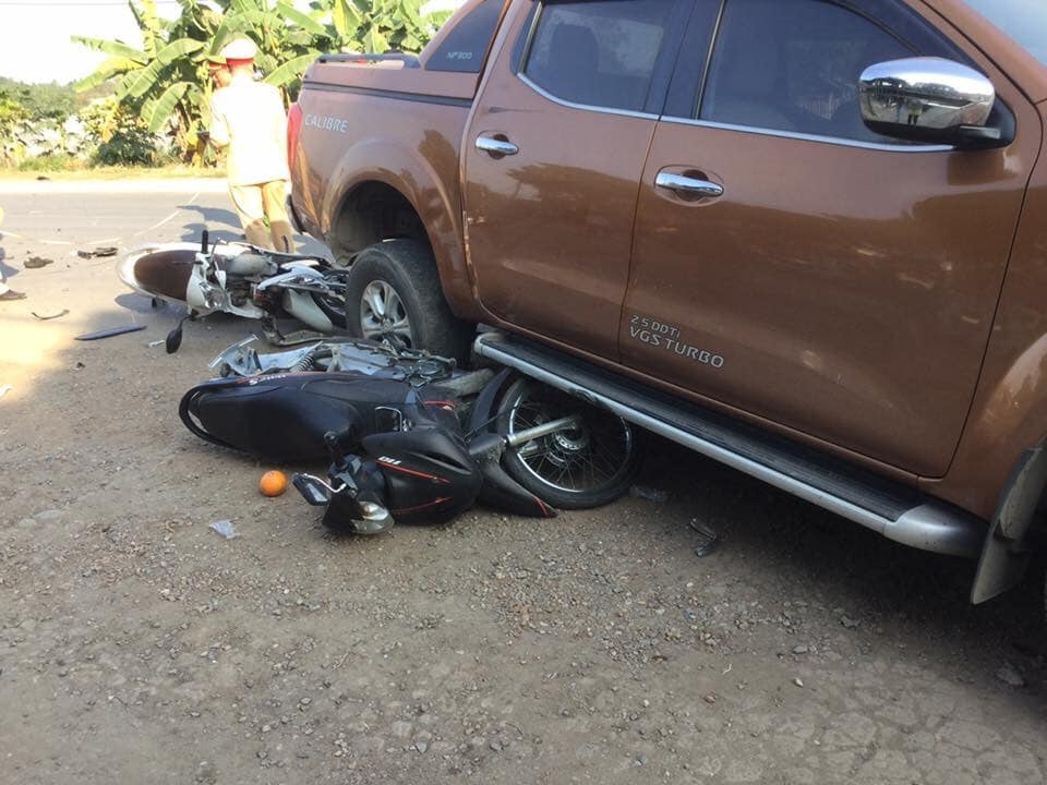 Hà Nội: Xe sang Range Rover nát bét đầu sau cú va chạm liên hoàn - 2 Hà Nội: Xe sang Range Rover nát bét đầu sau cú va chạm liên hoàn - 2