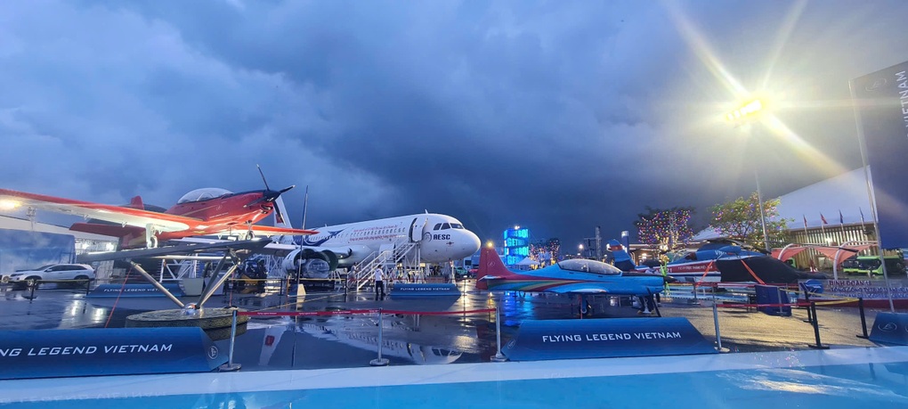 10 aviation businesses gather at the exhibition area 10 doanh nghiệp hàng không hội tụ tại khu triển lãm “Khát vọng bầu trời” - 2