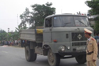 Xe tải đâm chết người, lái xe bỏ trốn