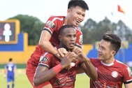 CLB TPHCM tiếp tục dẫn đầu bảng V-League