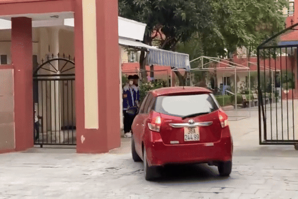 Vụ học sinh chào ô tô giữa trời lạnh: Người phản ánh bị công kích - 1