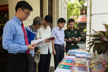 Trao giải “Những tấm gương bình dị mà cao qúy” lần thứ 8