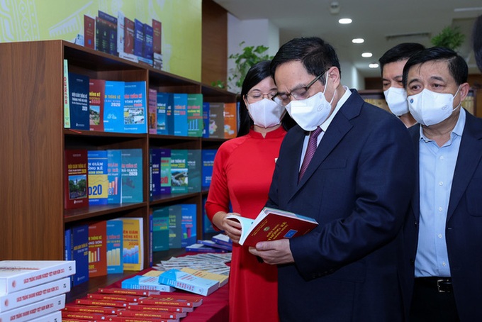 Thủ tướng Phạm Minh Chính thăm Phòng truyền thống của ngành thống kê