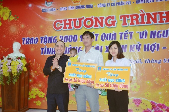 Ông Bùi Vạn Thuận trao học bổng cho cậu học trò tí hon Đinh Văn K'Rể, Trường PTDTBT Tiểu học Sơn Ba và em Nguyễn Thị Bích Phượng, sinh viên trường Đại học Phạm Văn Đồng, với trị giá 50 triệu đồng/suất.