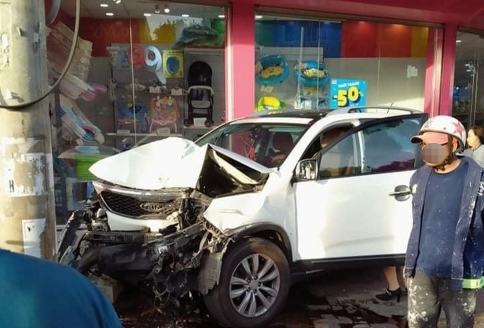 Kia Sorento lao vọt lên vỉa hè gây tai nạn, nghi nữ tài xế nhầm chân ga - 1 Kia Sorento lao vọt lên vỉa hè gây tai nạn, nghi nữ tài xế nhầm chân ga - 1