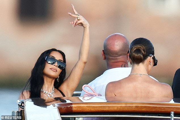 Chị em Kim Kardashian mặc hở bạo, bị chê cười tại tiệc cưới tỷ phú - 5 Chị em Kim Kardashian mặc hở bạo, bị chê cười tại tiệc cưới tỷ phú - 5