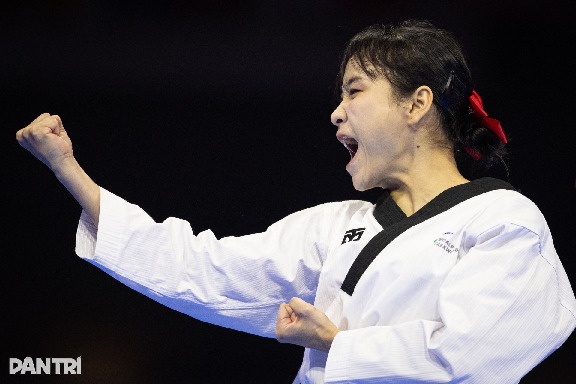 VĐV Taekwondo thất thần khi để hụt mất tấm HCV đầu tiên tại SEA Games 33 - 10