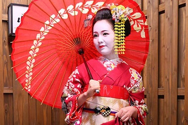 Á hậu Thụy Vân lạ lẫm khi hóa thân thành geisha Nhật Bản