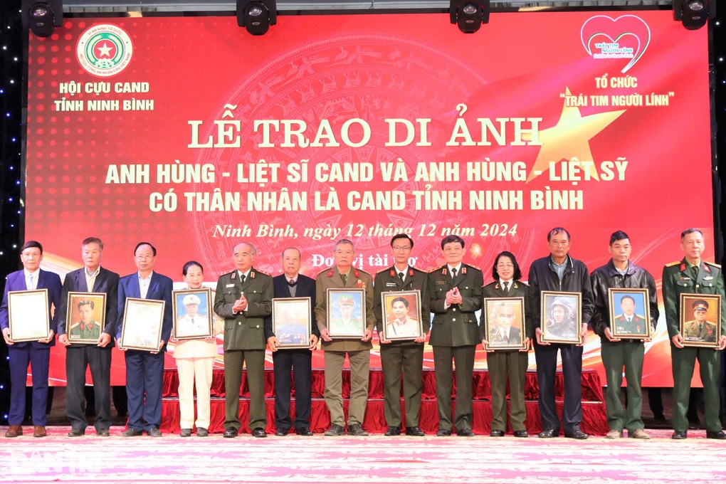 Trao gần 100 di ảnh cho thân nhân các anh hùng, liệt sỹ - 1 Trao gần 100 di ảnh cho thân nhân các anh hùng, liệt sỹ - 1