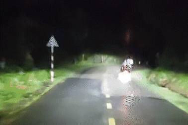 Đoàn ô tô rọi đèn hơn 10km đường đèo cho tài xế xe máy