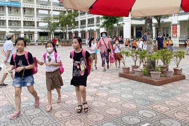Đi học sau đợt nghỉ tránh dịch Covid-19: Cố gắng lên nhé tất cả các con