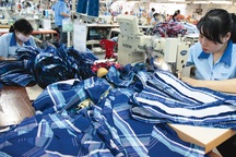 Xuất khẩu dệt may tăng nhanh nhất thế giới, dân Việt vẫn chuộng mua “hàng chợ”