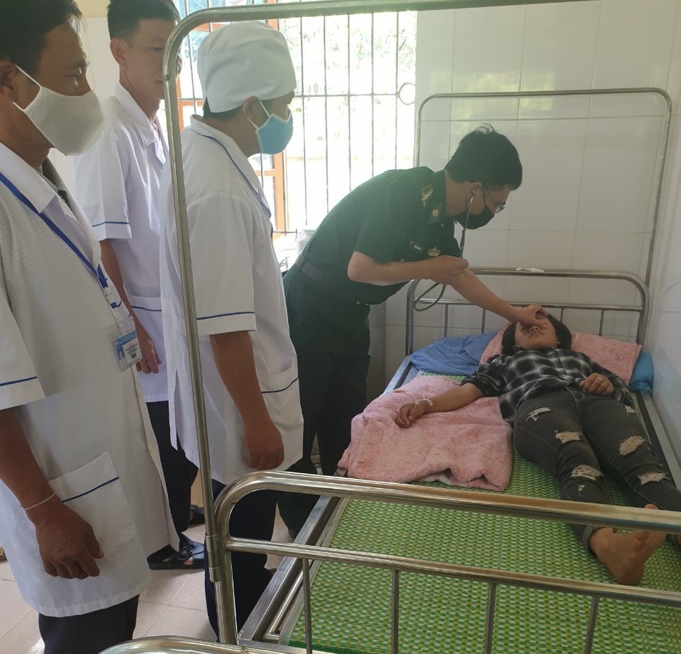 Kịp thời cứu sống 2 mẹ con rủ nhau ăn lá ngón tự vẫn - 1 Kịp thời cứu sống 2 mẹ con rủ nhau ăn lá ngón tự vẫn - 1