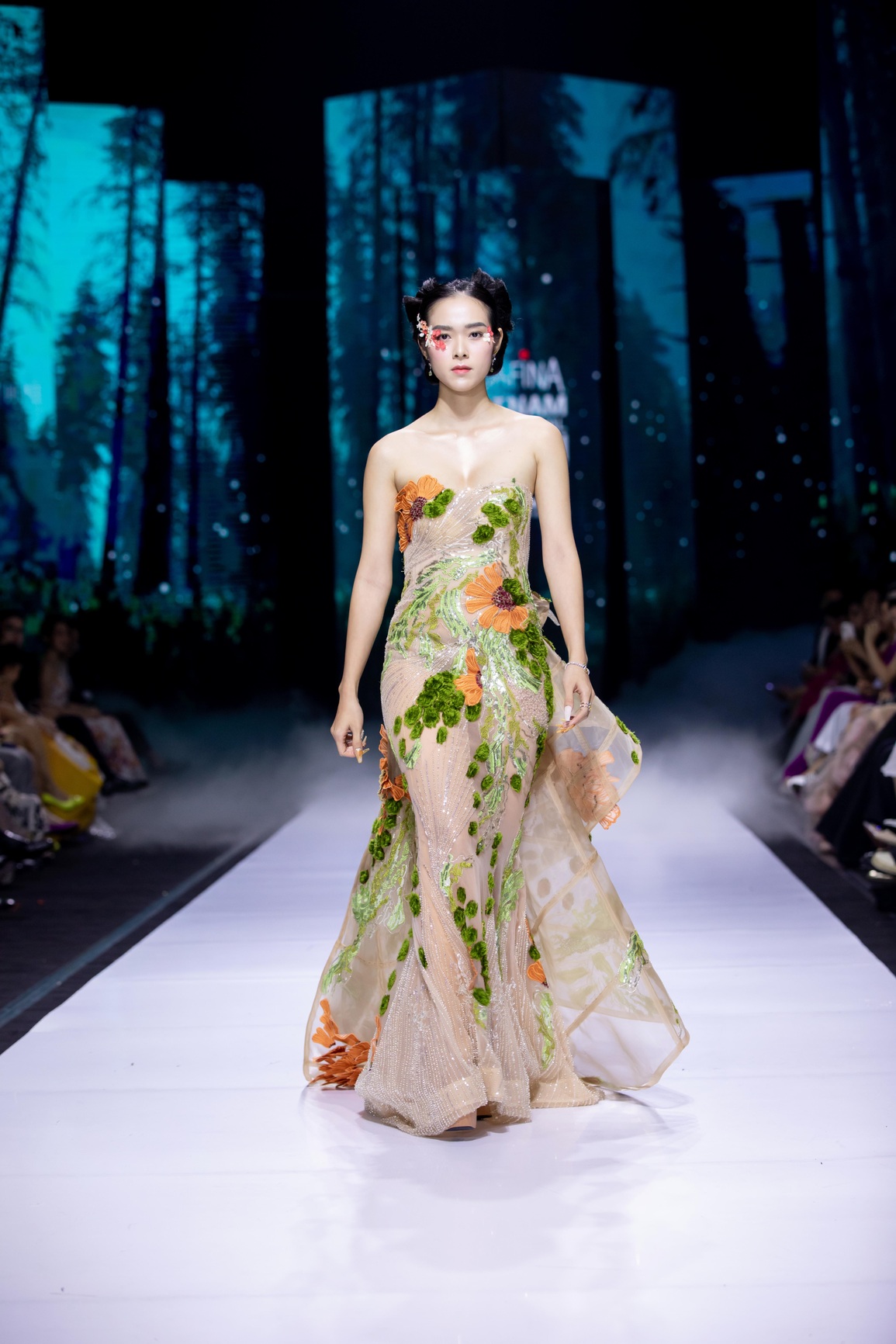 Hoảng hồn khoảnh khắc Hoa hậu Thùy Tiên ngã nhào trên sàn catwalk - 7 Hoảng hồn khoảnh khắc Hoa hậu Thùy Tiên ngã nhào trên sàn catwalk - 7