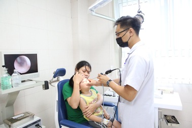 Bé trai 5 tuổi loét trầm trọng mũi, họng vì nhỏ nhầm thuốc tẩy nốt ruồi